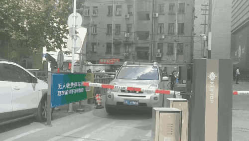 假牌照汽車順利進(jìn)入小區(qū)