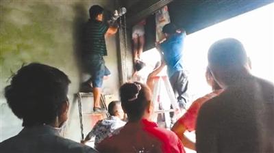 湘潭一名女童右手手腕死死卡在旋轉(zhuǎn)門的門縫中