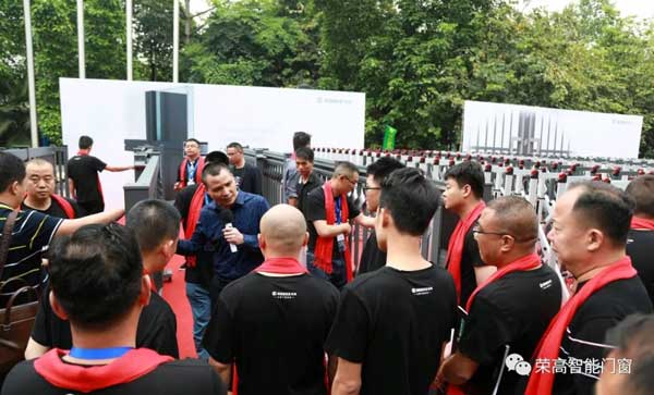 榮高伸縮門事業(yè)部總經(jīng)理黃榮志先生對(duì)榮高電動(dòng)伸縮門和鋁藝庭院大門的新品進(jìn)行了闡述