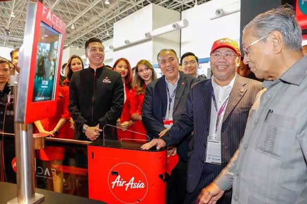 馬來西亞總理馬哈蒂爾細致的了解了固力保生物識別通道閘