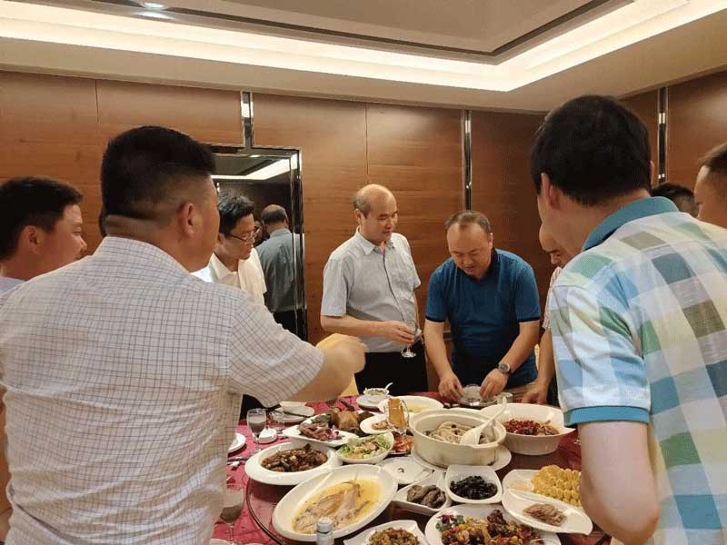 把酒言歡，互贈(zèng)美好祝福