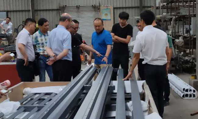 姜董邀請(qǐng)參會(huì)人員一起參觀了邦柏科技有限公司