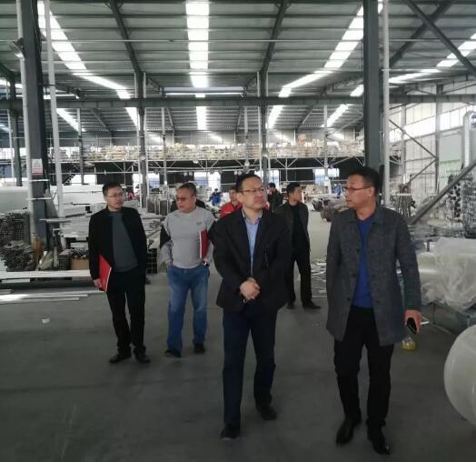 在高總的陪同下，協(xié)會一行參觀了昌茂鋁藝的生產(chǎn)車間及展廳