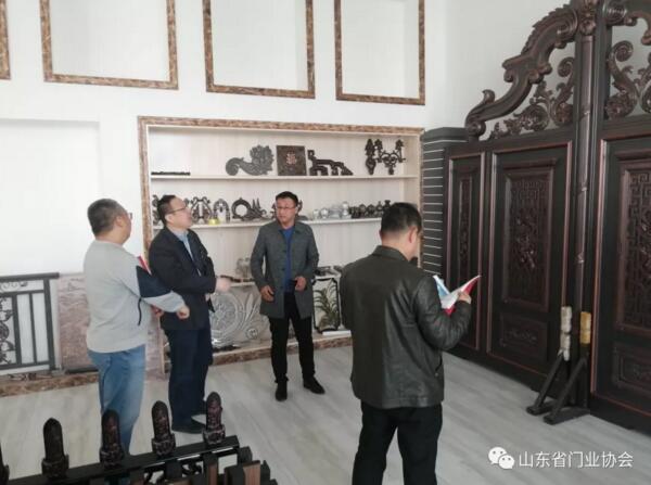 在高總的陪同下，協(xié)會一行參觀了昌茂鋁藝的生產(chǎn)車間及展廳