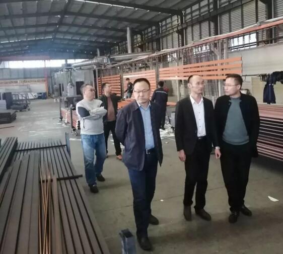 在張總的陪同下，協(xié)會一行參觀企業(yè)生產(chǎn)車間