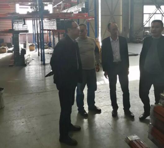 在張總的陪同下，協(xié)會一行參觀企業(yè)生產(chǎn)車間