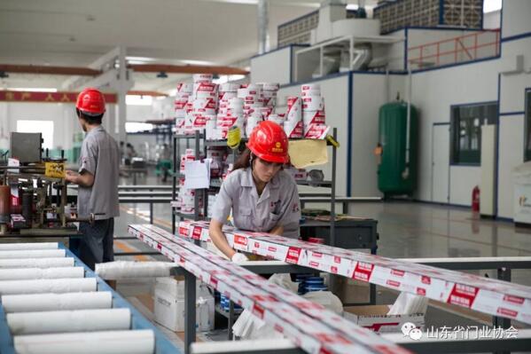 參觀企業(yè)生產(chǎn)車間