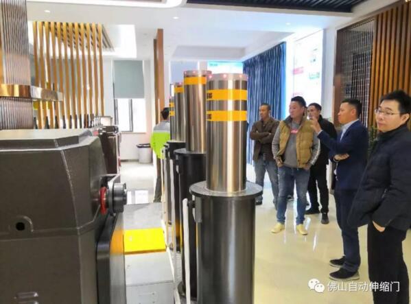 百思德智能設(shè)備公司汪志平執(zhí)行會長組織會員單位參觀了展廳