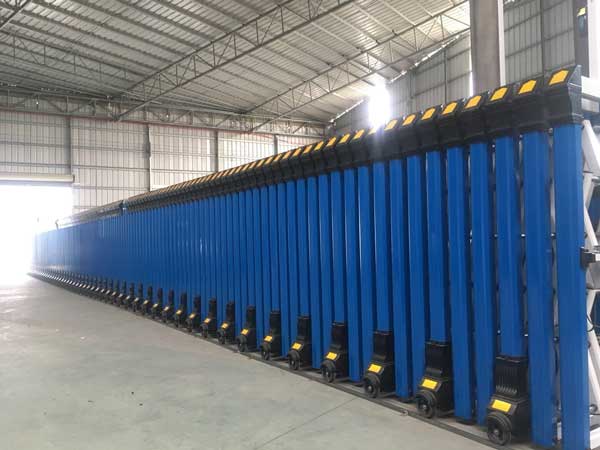 英龍240米大中華伸縮門駐守中航飛機(jī)