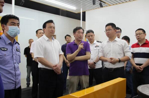 南昌市副市長、公安局局長萬秀奇贊賞百勝低壓驅(qū)動(dòng)安全升降地柱