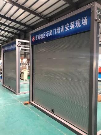 西南地區(qū)車(chē)庫(kù)門(mén)安裝現(xiàn)場(chǎng)