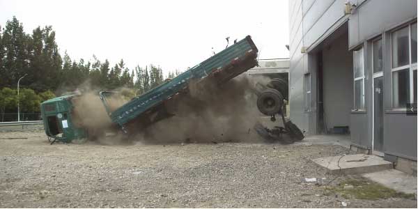 開而美升降柱碰撞測試