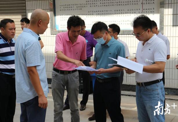 調(diào)研人員對位于站前路人民銀行東側(cè)的立體車庫進(jìn)行調(diào)研