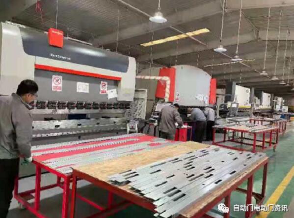 協(xié)會一行分別參觀了緊急疏散平滑門、高端裝甲門、不銹鋼等產(chǎn)品的生產(chǎn)現(xiàn)場