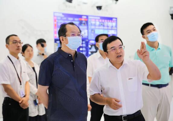 王一新副省長(zhǎng)一行參觀大華展廳