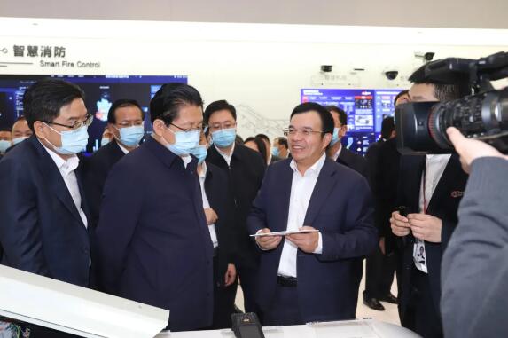 傅利泉圍繞城市、企業(yè)數(shù)智化實(shí)踐進(jìn)行成果匯報(bào)