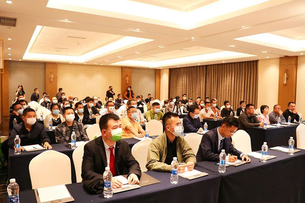 熵基資陽營(yíng)銷服務(wù)中心開業(yè)同期產(chǎn)品推介會(huì)現(xiàn)場(chǎng)