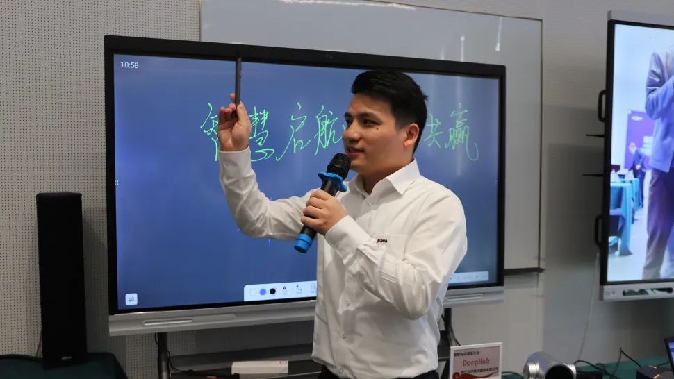智能平板產(chǎn)品經(jīng)理呂工講解該品主要功能點(diǎn)和獨(dú)特優(yōu)勢(shì)