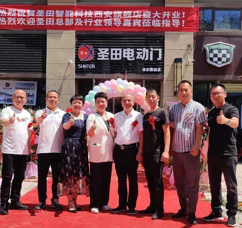 西安旗艦店開(kāi)業(yè)慶典總部領(lǐng)導(dǎo)合影