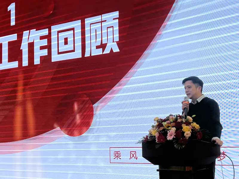 公司總經(jīng)理?xiàng)顕偨Y(jié)發(fā)言