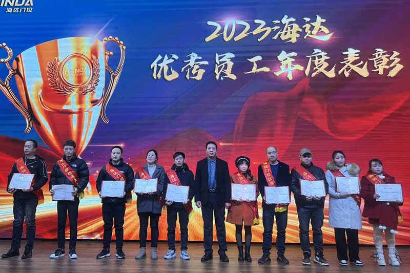 公司董事長楊興發(fā)為“優(yōu)秀員工”頒獎(jiǎng)