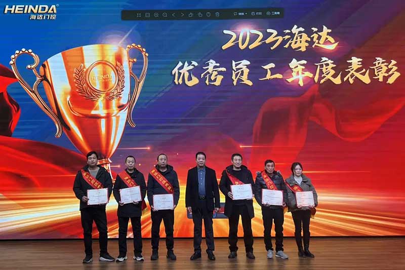 公司董事長楊興發(fā)為“優(yōu)秀員工”頒獎(jiǎng)