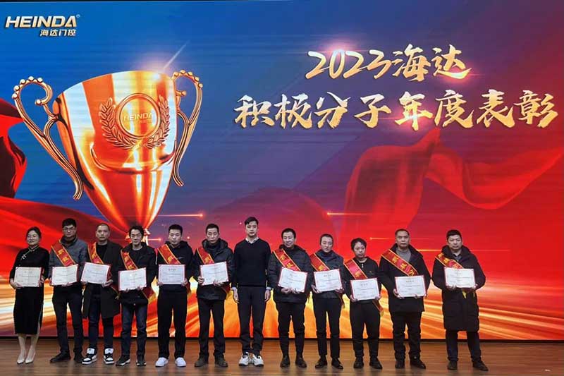 公司總經(jīng)理?xiàng)顕獮椤胺e極分子”頒獎(jiǎng)