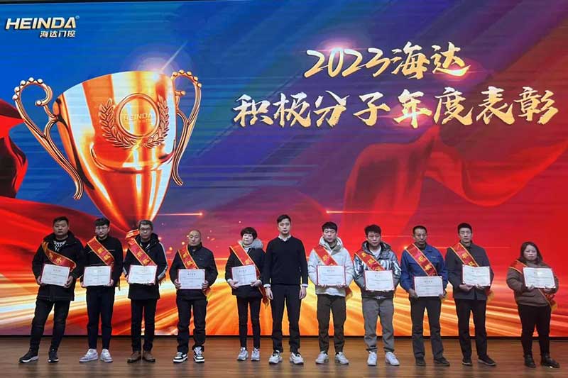 公司總經(jīng)理?xiàng)顕獮椤胺e極分子”頒獎(jiǎng)