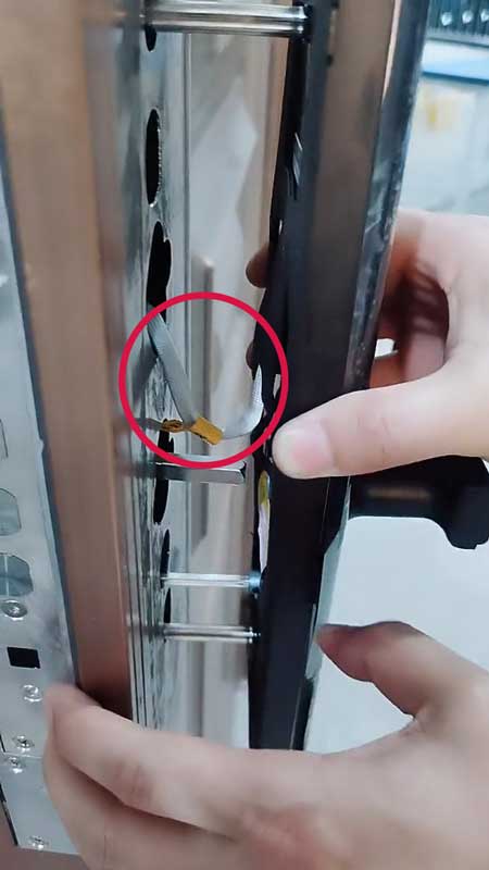 安裝時(shí)，一定要將線路塞入門內(nèi)，不要被面板壓住