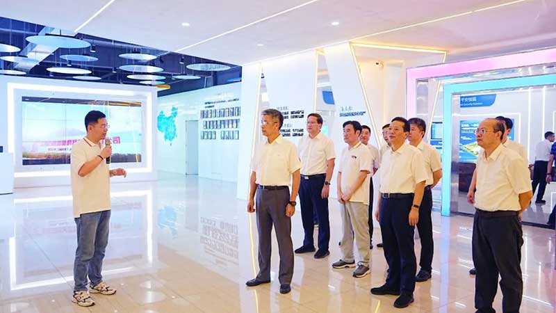 江西省委常委、常務(wù)副省長任珠峰蒞臨百勝智能調(diào)研。