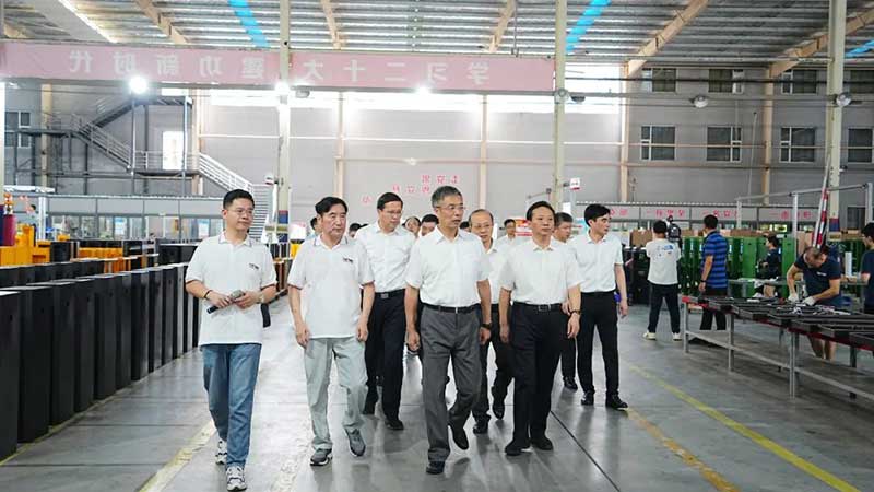 任珠峰常務(wù)副省長看產(chǎn)品、進車間、問訴求