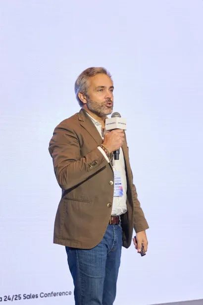 全球市場(chǎng)營(yíng)銷(xiāo)與商務(wù)卓越高級(jí)副總裁