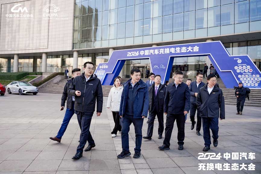 領導和嘉賓共同巡展