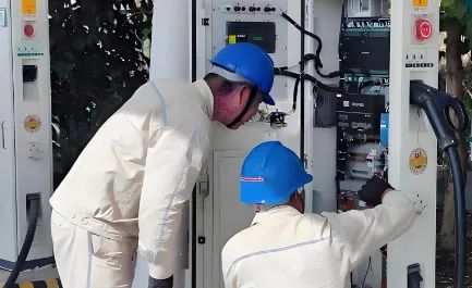 直流充電樁檢修現(xiàn)場(chǎng)