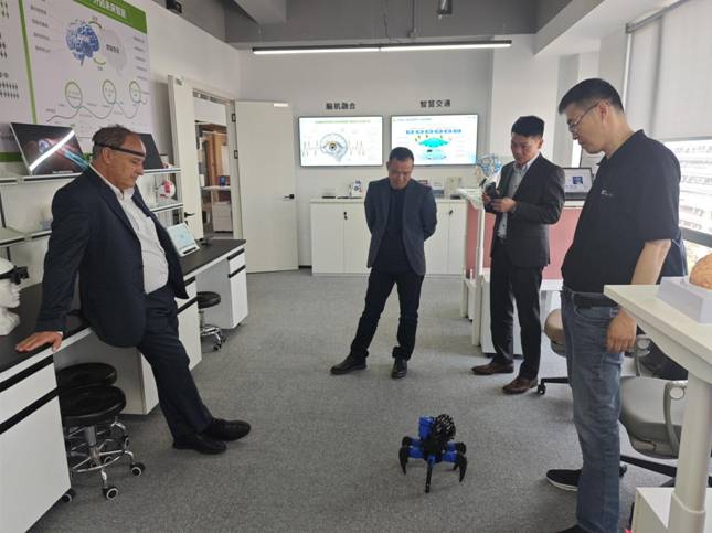 熵基科技?xì)W洲區(qū)域負(fù)責(zé)人Fernando先生現(xiàn)場體驗?zāi)X機(jī)技術(shù)成果
