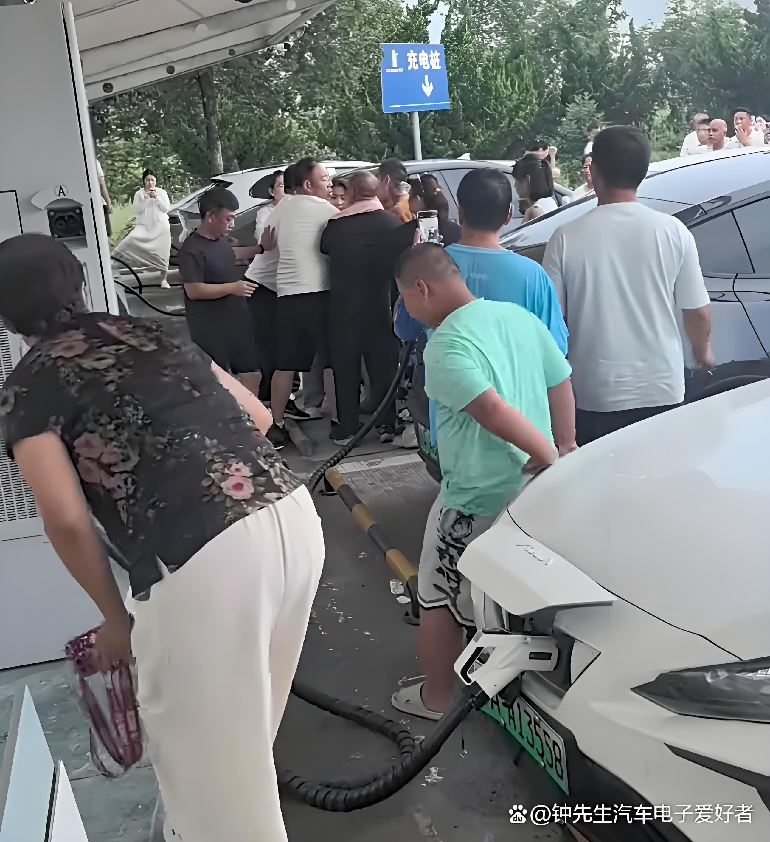 平時沒人，節(jié)假日靠搶靠叫號！投建回報拉長，"國家隊"如何應(yīng)對高速潮汐困境？