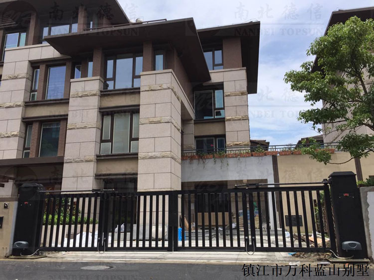 南北德信懸折門應用在鎮(zhèn)江市萬科藍山別墅