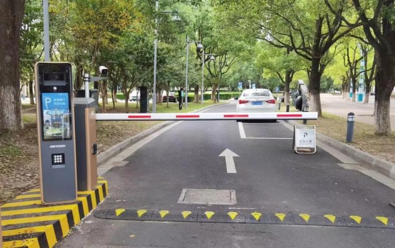 ?？低曋K某工業(yè)園區(qū)公共停車場