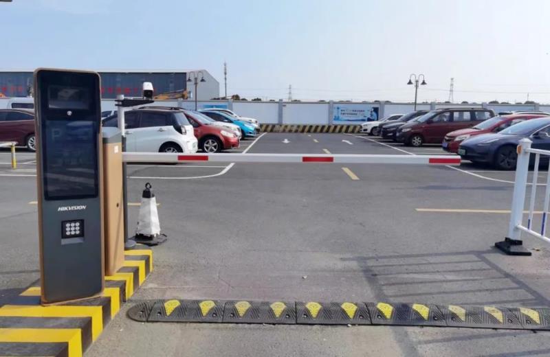 海康威視助力江蘇某工業(yè)園區(qū)公共停車場
