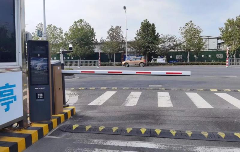 海康威視助力江蘇某工業(yè)園區(qū)公共停車場