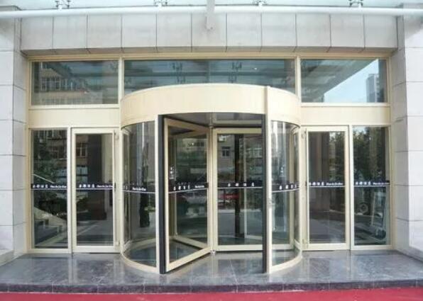 哪個不銹鋼旋轉門外包飾更美觀 更能吸引眼球呢？