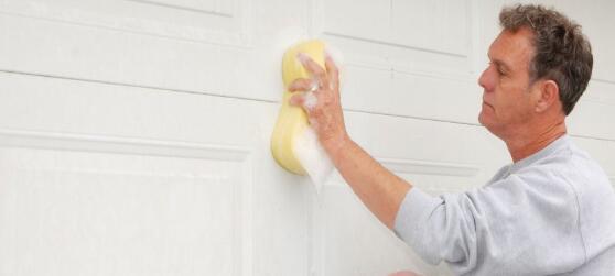 車庫門為什么要定期清洗，多久清洗一次？