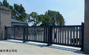 雙城市博達(dá)駕校平移門工程案例 - 中出網(wǎng)-智能出入口與停車充電門戶