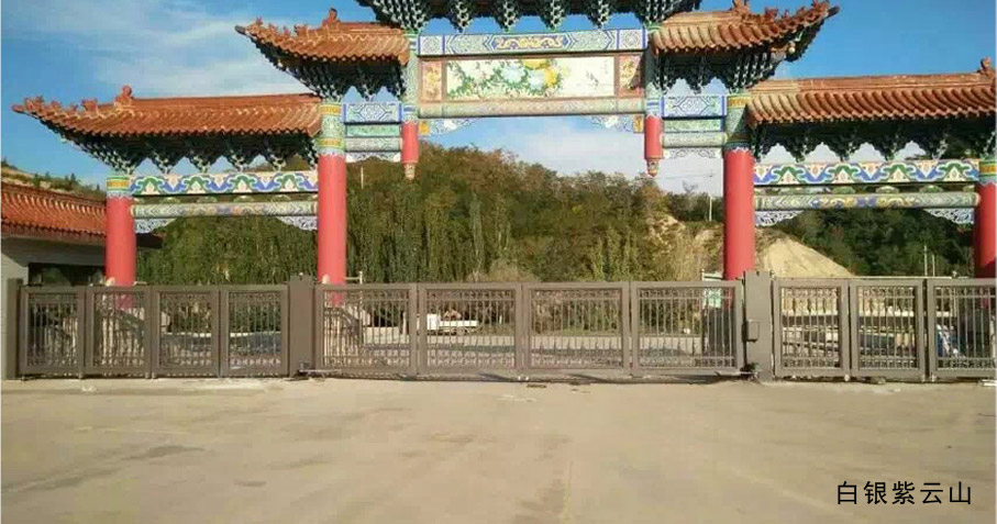 白銀紫云山懸折門工程案例 - 中出網(wǎng)-智能出入口與停車充電門戶
