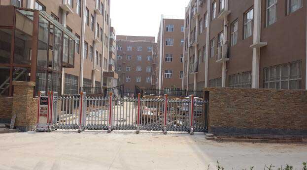 鹿泉開發(fā)區(qū)伸縮門案例 - 中出網(wǎng)-智能出入口與停車充電門戶