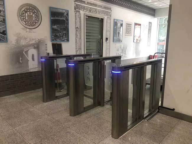 上海金天地國(guó)際大廈高端速通門(mén)案例 - 中出網(wǎng)-智能出入口與停車(chē)充電門(mén)戶(hù)