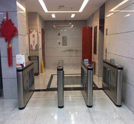 中國石化廣州分公司辦公大樓速通門擺閘門禁系統(tǒng)案例 - 中出網(wǎng)-智能出入口與停車充電門戶