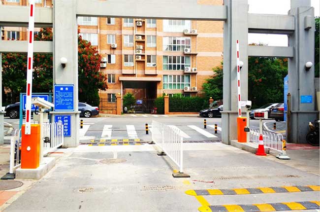 北京首華物業(yè)都市馨園智能車牌識(shí)別系統(tǒng)案例 - 中出網(wǎng)-智能出入口與停車充電門戶