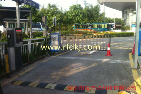 深圳龍華凱龍國(guó)際酒店廣告道閘案例 - 中出網(wǎng)-智能出入口與停車充電門戶