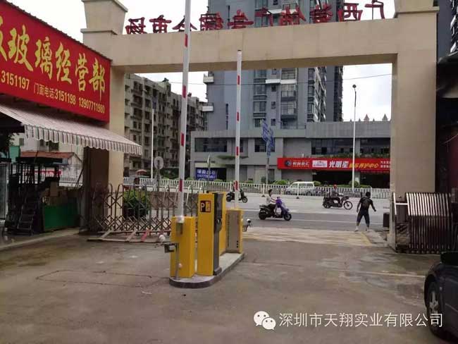 廣西南寧裝飾廣告市場車牌識別系統(tǒng)案例 - 中出網(wǎng)-智能出入口與停車充電門戶